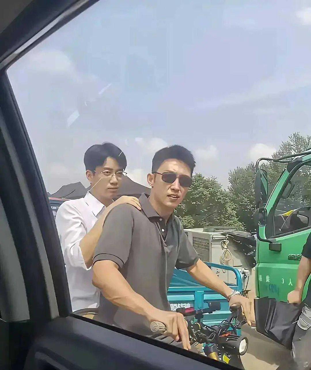 黄景瑜骑鬼火带王子奇去镇上喝奶茶 ​​​