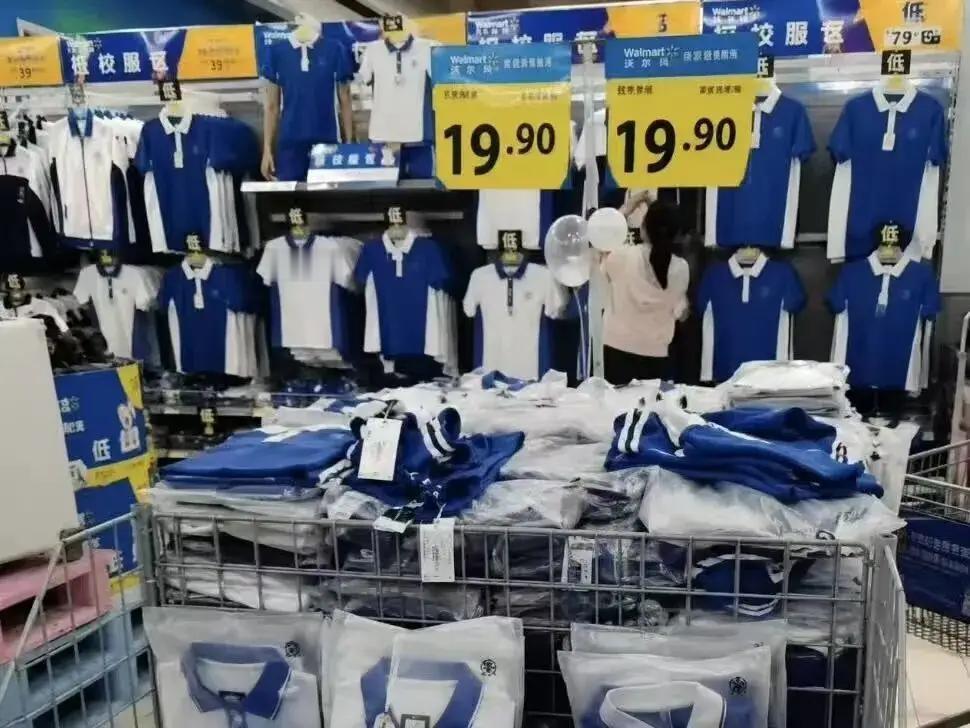 深圳校服又上热搜了，“深圳校服真香”冲上多个平台热榜，全国网友排队喊话全国推广。