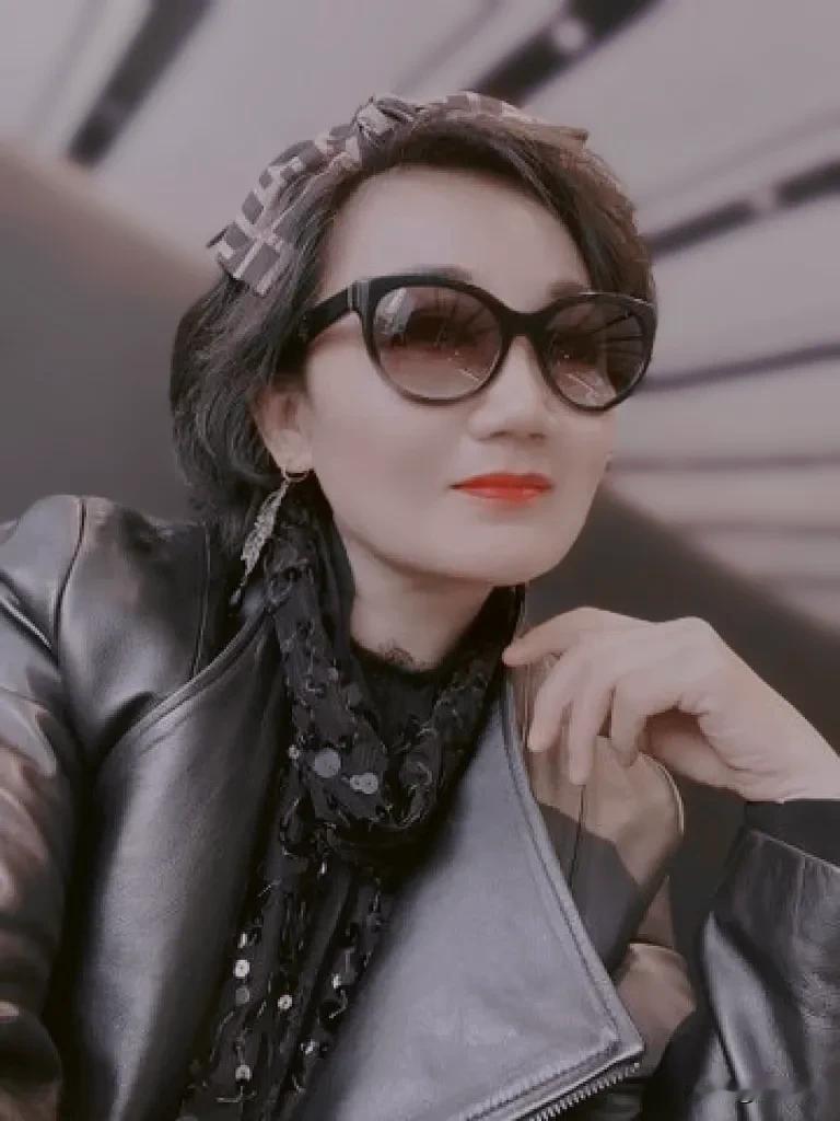 岁月即美，让我来不及说问候。
岁月如歌，让我想起秋风经过。
岁月年年，让我温软幸
