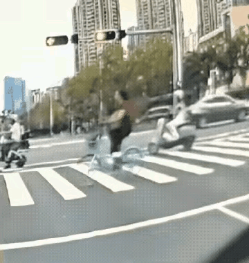 可怕的“闯红灯”
今天目睹一女子骑电动车闯红灯被撞，实在令人无语。事发时，机动车