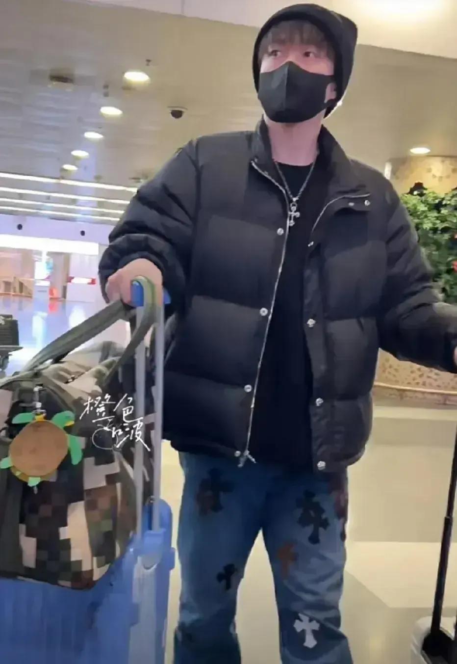 大头出发去长沙了，一身穿搭特别潮，可眼尖的网友一下子就看出了不对劲！


大头今