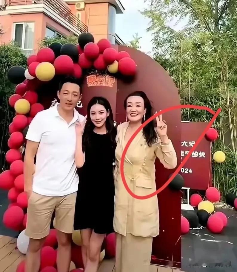 啥？
​你们就这反应？
​黑料多得都能开染坊了，
​你们三个就这反应？

网上传