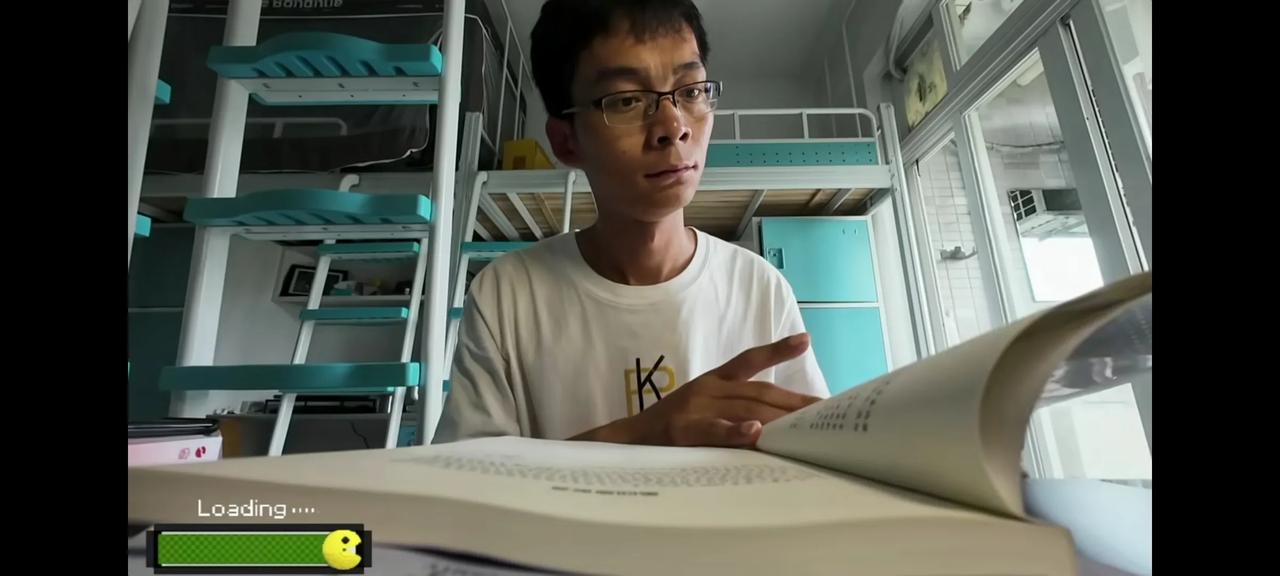 唐尚珺拿到线性代数新书翻了几下，感到头很大。你头能不大吗？本来是专科的水平，硬是