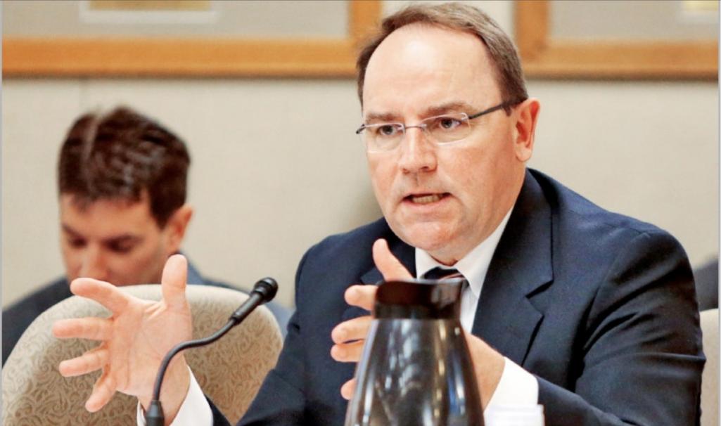 赖清德想出去窜访，结果飞机还没动就栽了跟头。4月21号晚上，他办公室突然宣布原定