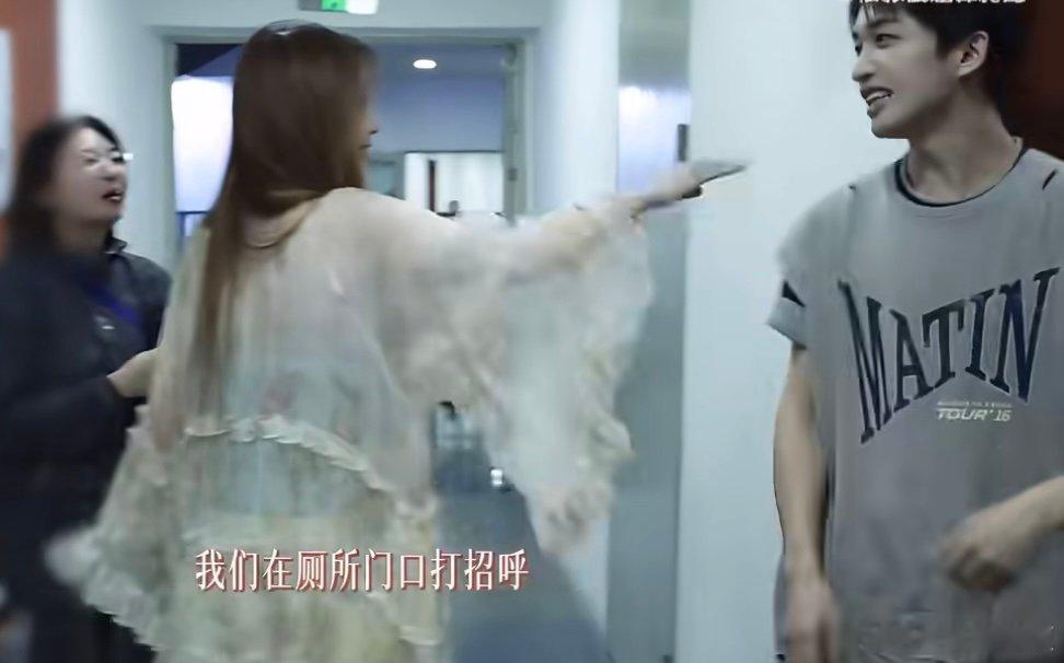 张靓颖黄子弘凡在厕所门口打招呼张靓颖黄子弘凡见面先来一个大拥抱哈哈哈哈哈哈哈好可