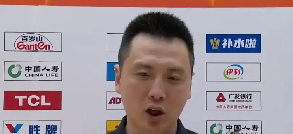 上海男篮客场赢了山东28分，系列赛2-0晋级四强，卢伟赛后那句"拧成一股绳"说得