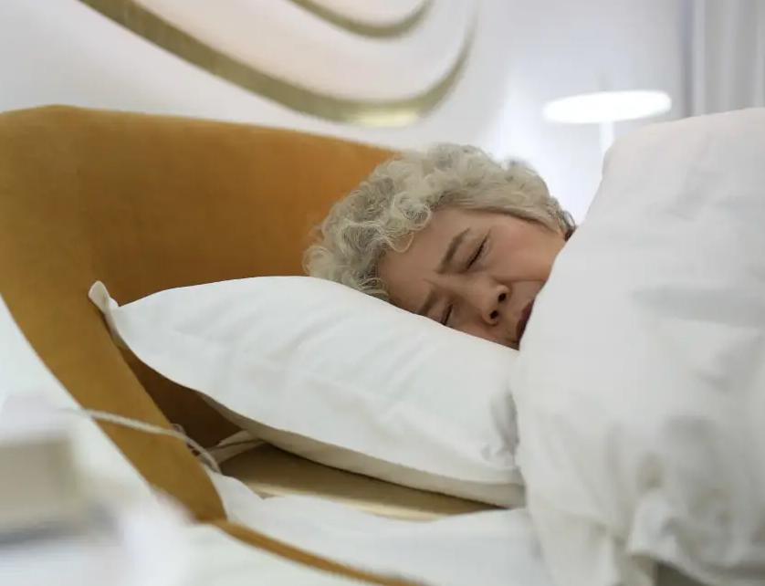 体内有癌，睡眠先知？晚上睡觉时若出现4种迹象，建议尽早做预防


