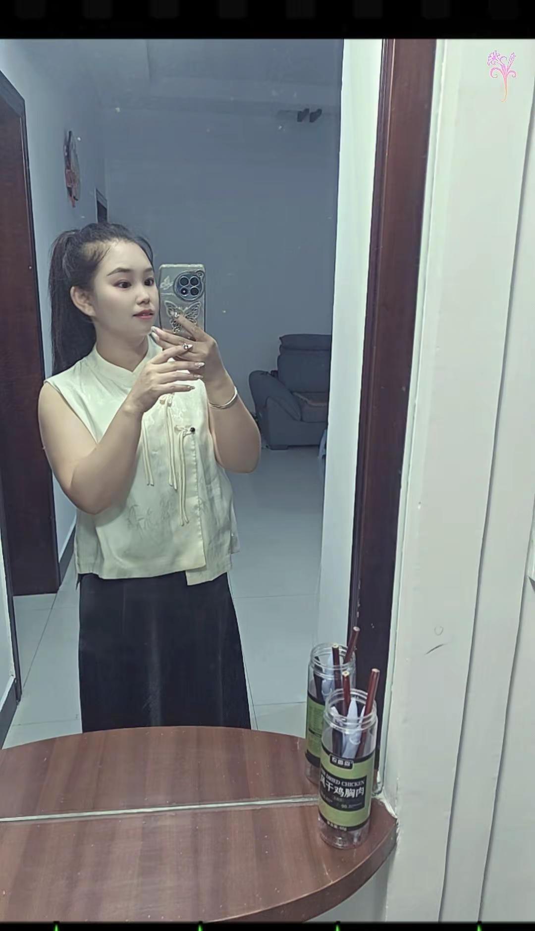 社会不允许女性无能，婚姻不允许女性贫穷，家庭不允许女性脆弱，这世界对女人的要求很