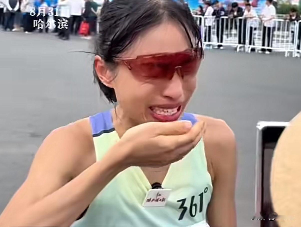 这还是第一次见打工人站在领导这边！

哈尔滨马拉松上，一位女护士狂奔2小时35分