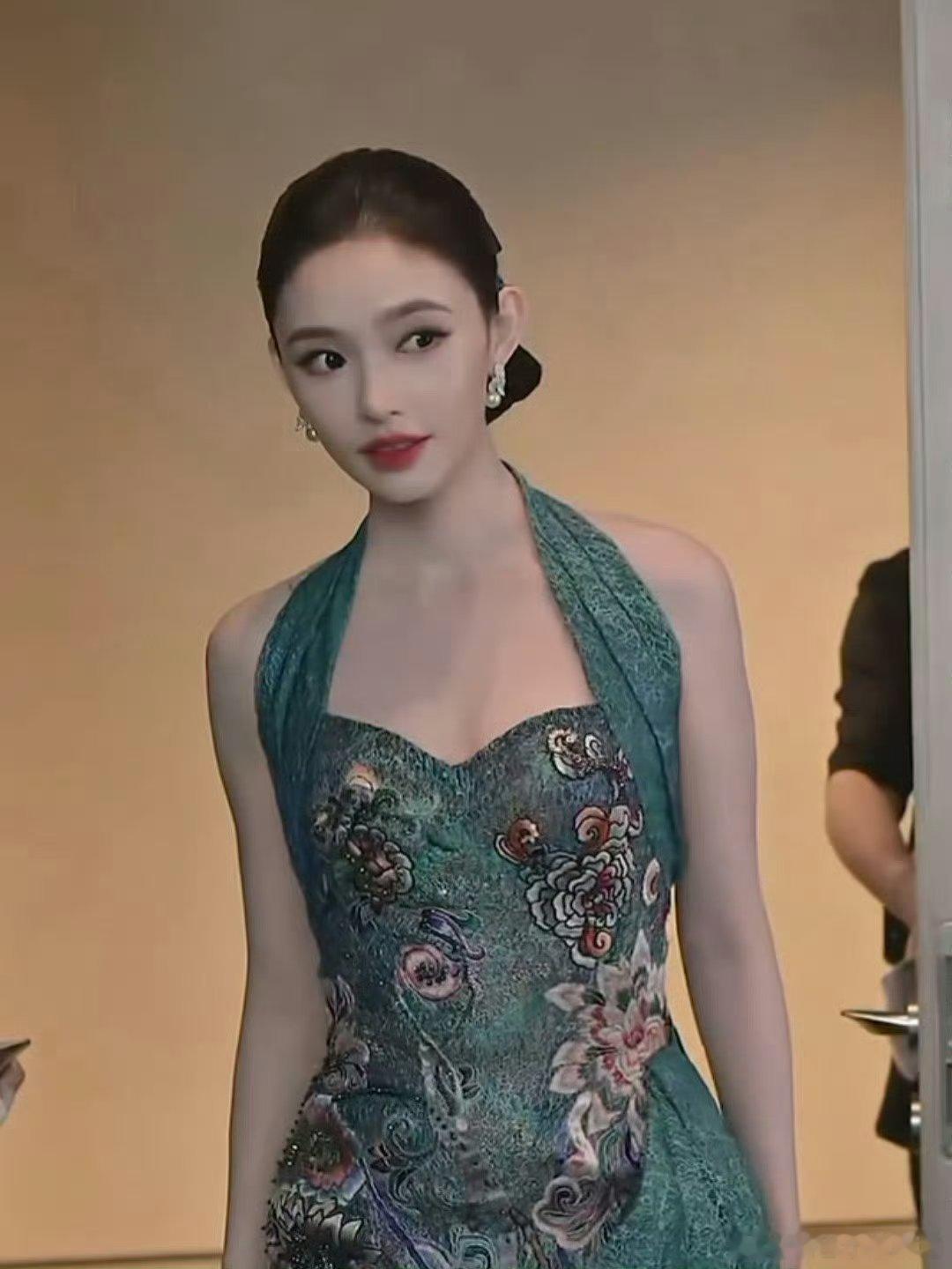 林允绝世名伶光影盛典林允造型封神！大光明头型hold住颜值，孔雀绿挂脖裙显复古，