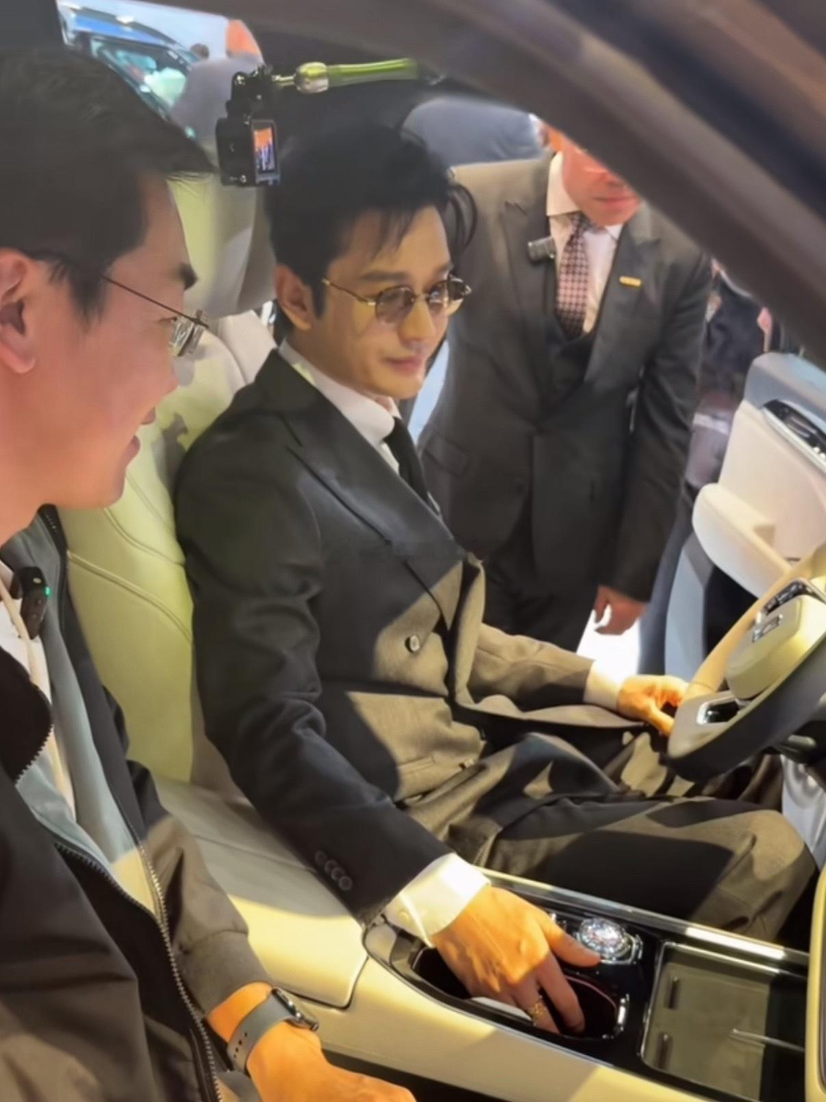 北京车展明星生图晓明哥还挺帅的！小白可可爱爱，金晨也美，雷总热度最高