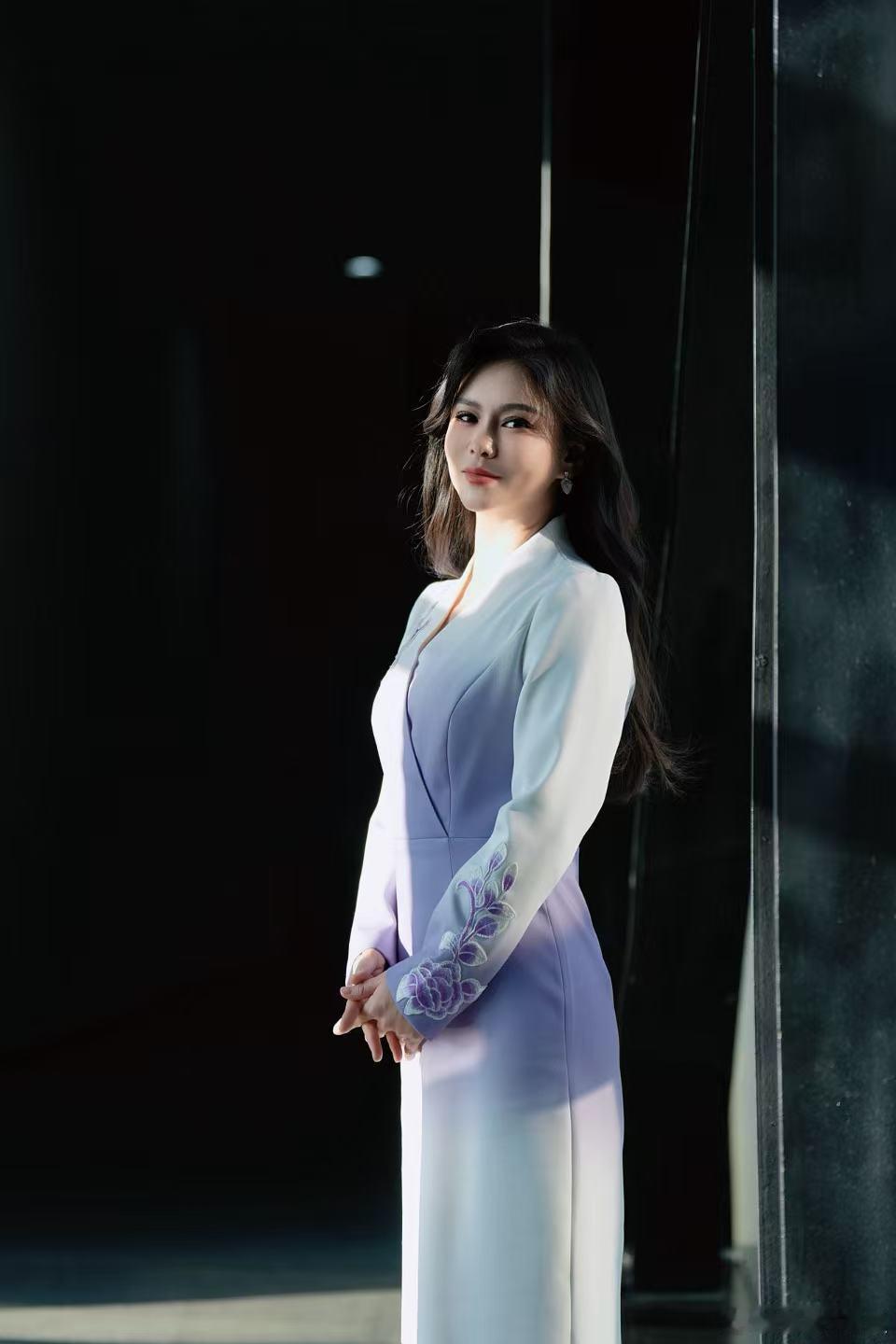 凤凰网财经节目主持人刘美希主持人刘美希写真刘美希身着渐变色绣花连衣裙，优雅气质与