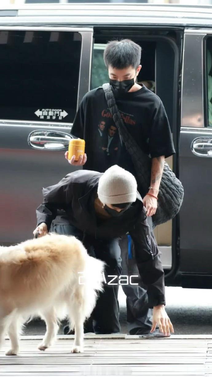 陈哲远新手机摔了 哈哈哈哈哈这次weak的不是们哲远了，新手机就这样滑落在地，远