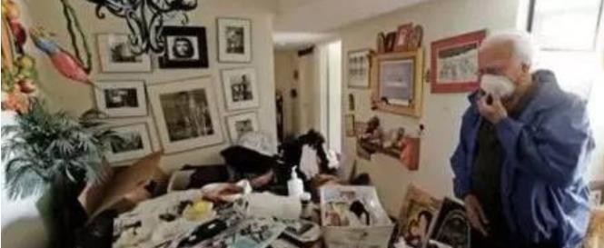 2003年12月，她在家中看电视的时候死去，2年多来一直无人发现，期间电视一直开