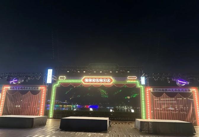 中国人最常见的20条“潜规则”：1、求人办事，送个礼再说
第一，求人办事，送个礼