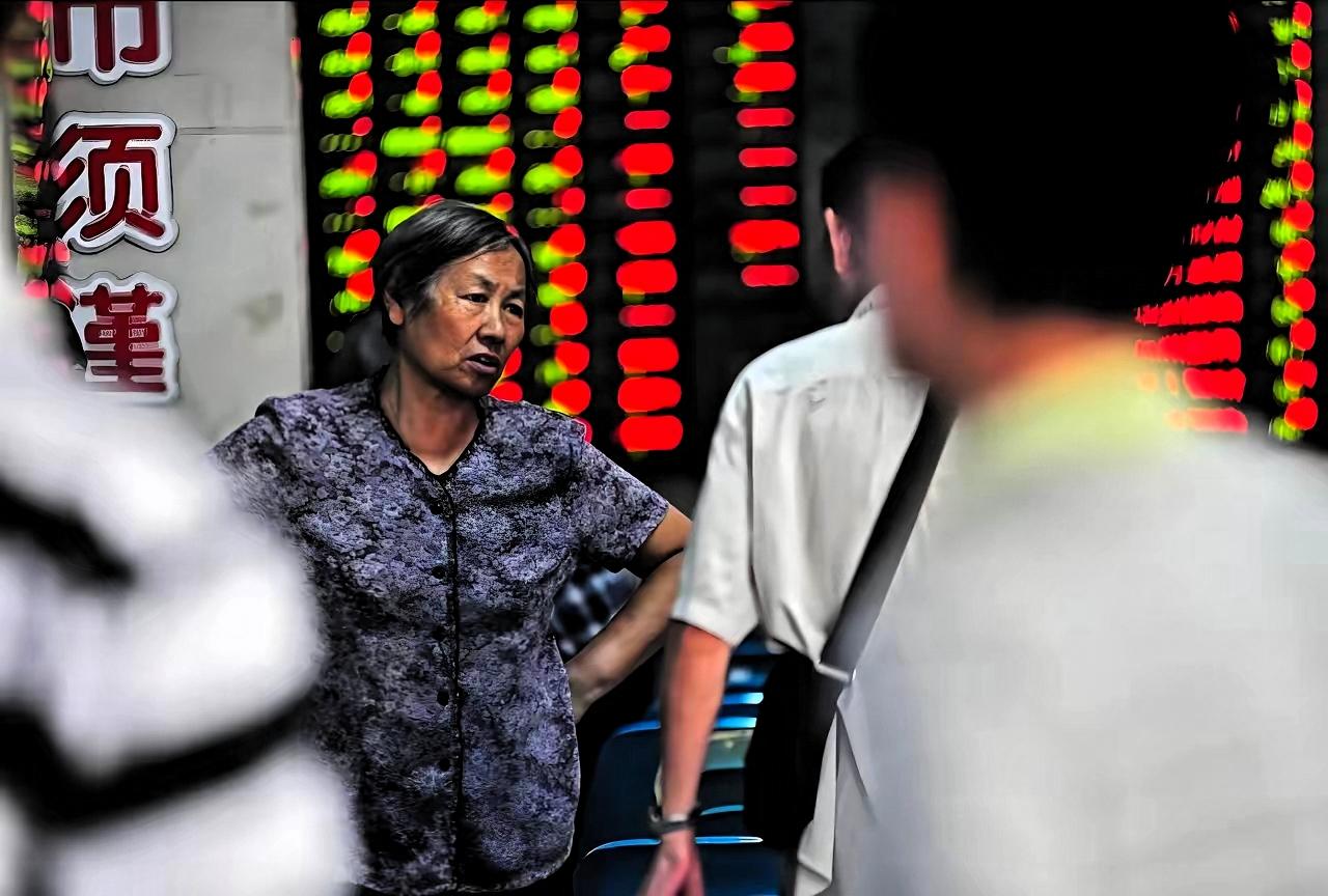 男子炒股亏了30万，妻子骂了他三天，他一气之下搬去公司宿舍住了半年。其实这笔钱，