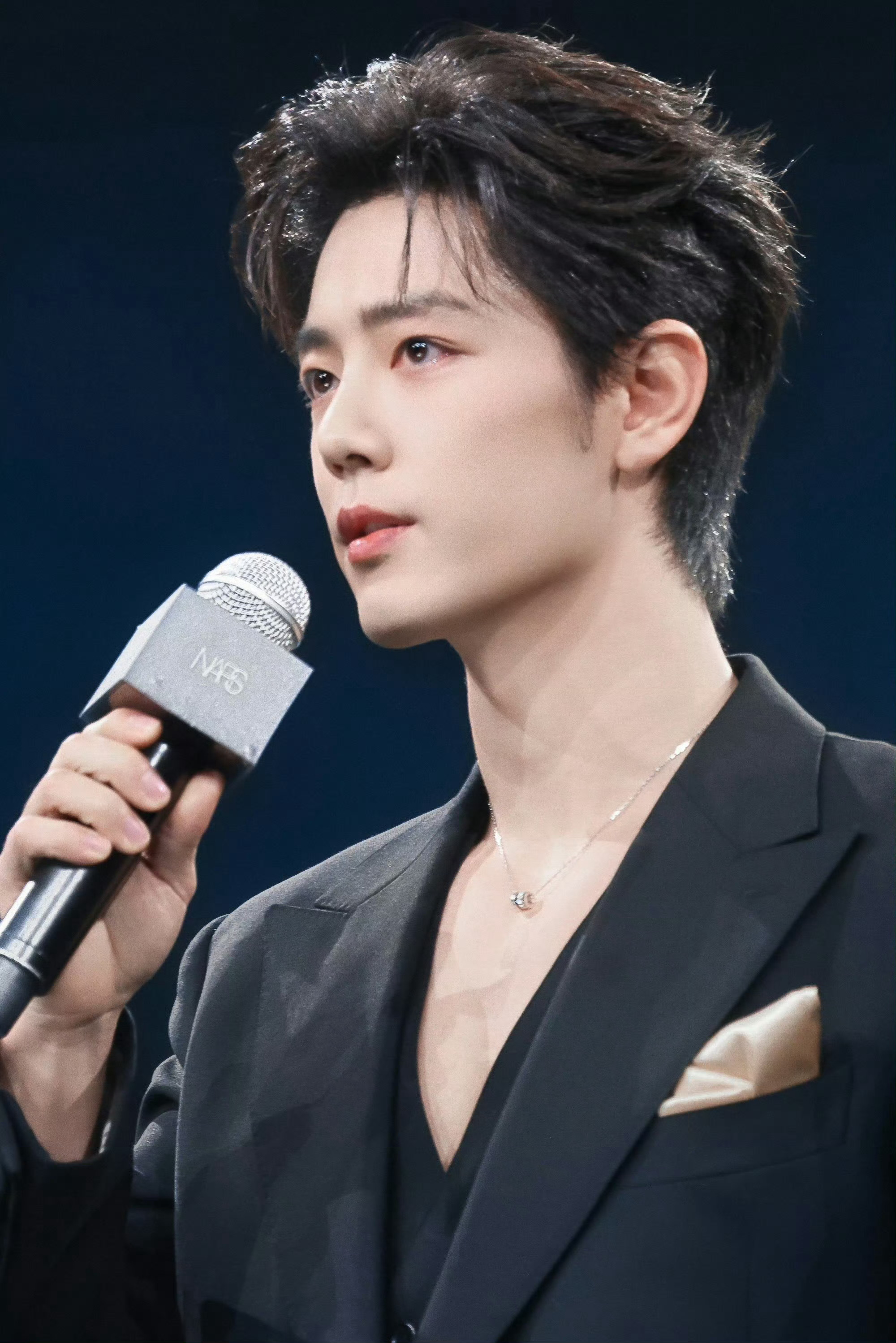 肖战应该是内娱最适合月亮塑的艺人，懂得都懂。肖战深V黑西装live