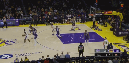 詹姆斯低级失误，威少反击上篮，打停湖人湖人vs国王