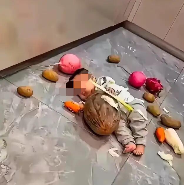 看得人心揪！东莞一位妈妈打牌上瘾，反锁家门留三岁孩子独自在家。

乖巧宝宝不哭不