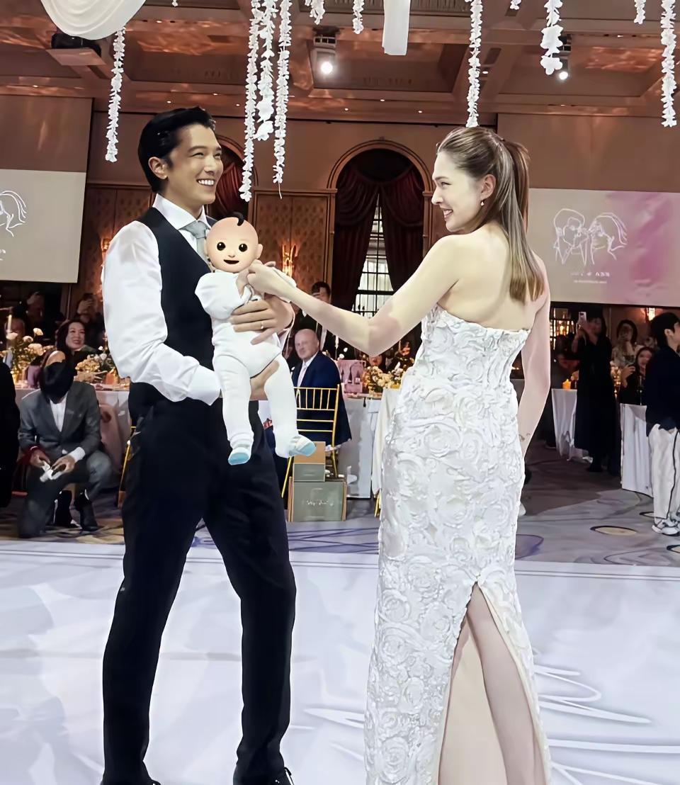 邱泽婚礼上抱娃的样子，算是把“老来得子”的开心写在脸上了。
 
镜头扫到他时，怀