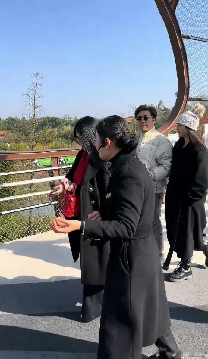 李湘王岳伦带王诗龄出游 李湘和王岳伦带着他们的小公主王诗龄出去玩了[彩虹屁]李湘