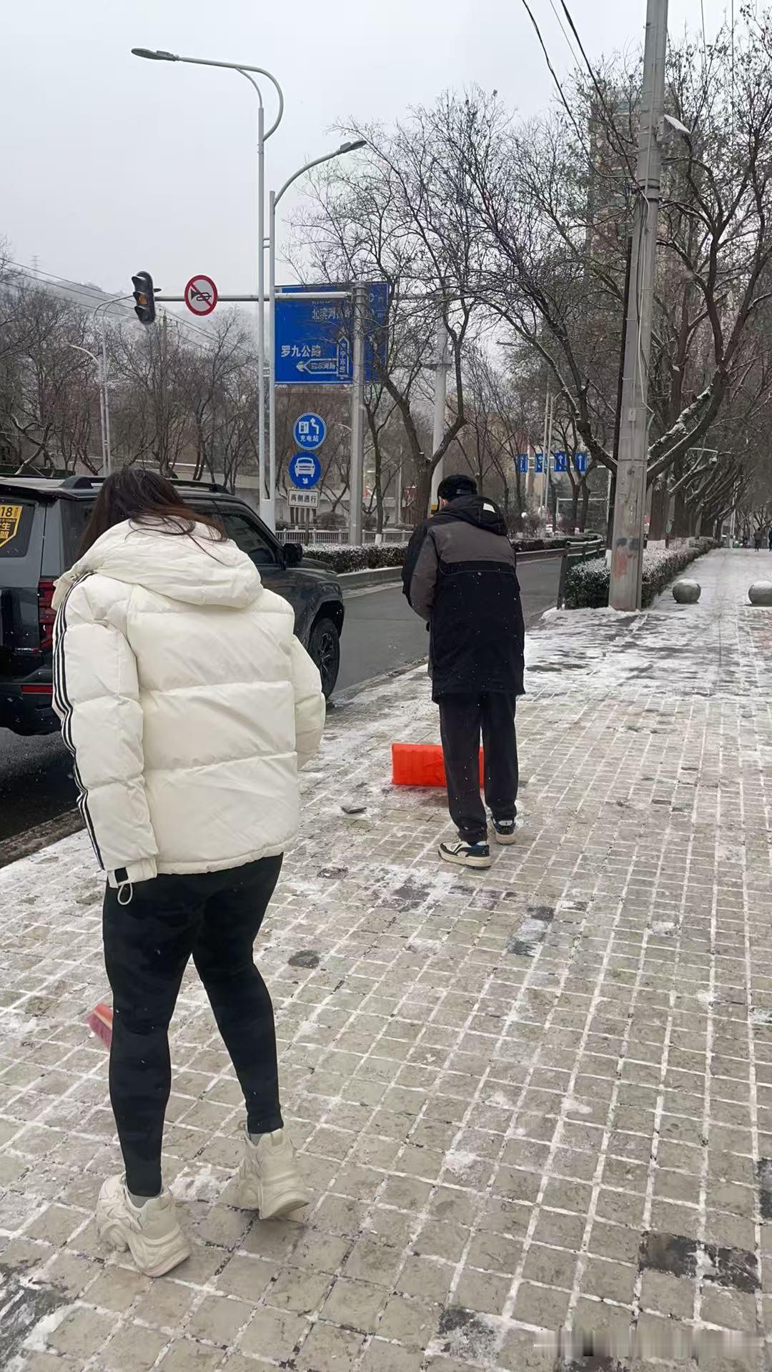 以雪为令践初心 文旅干部扫雪暖民心
 
——安宁区文旅局全员行动保障群众出行安全