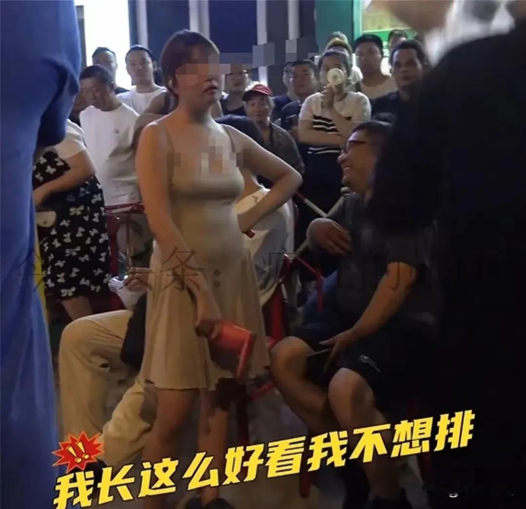 上海一小仙女，惊现炸裂言论：我长这么好看不想排。好好好，插队是吧，我有句肥头大耳