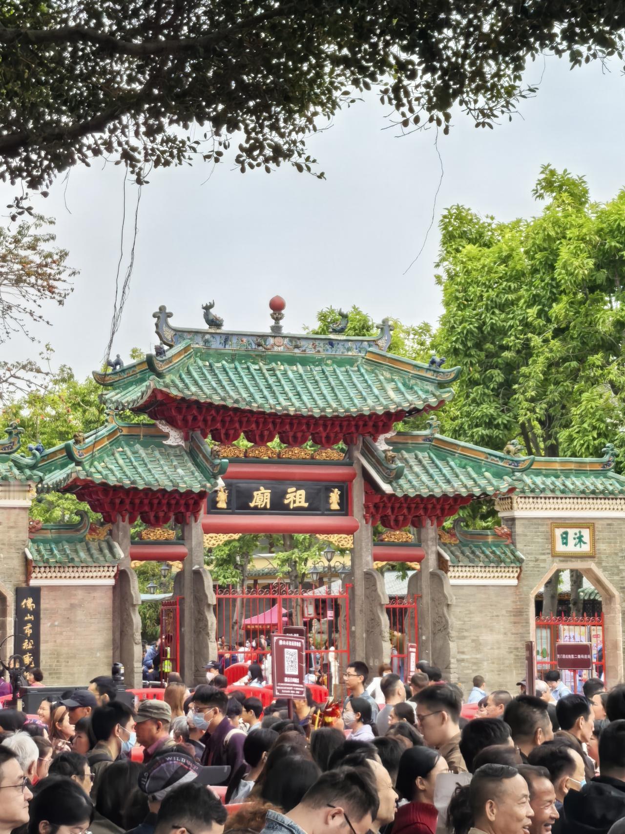丙午年正月初一感受岭南节日氛围大年初一打卡佛山祖庙 
2026年2月17日，星期