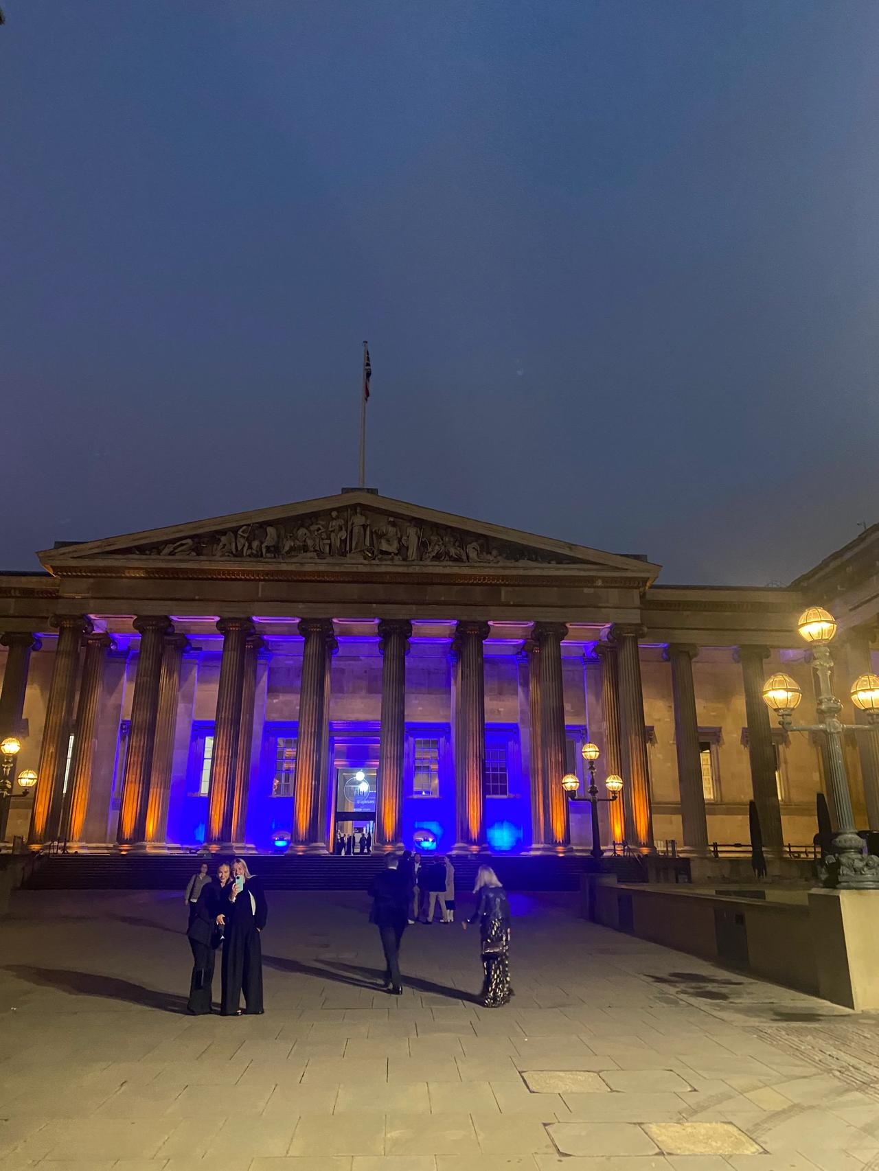 大英博物馆亮起蓝灯！