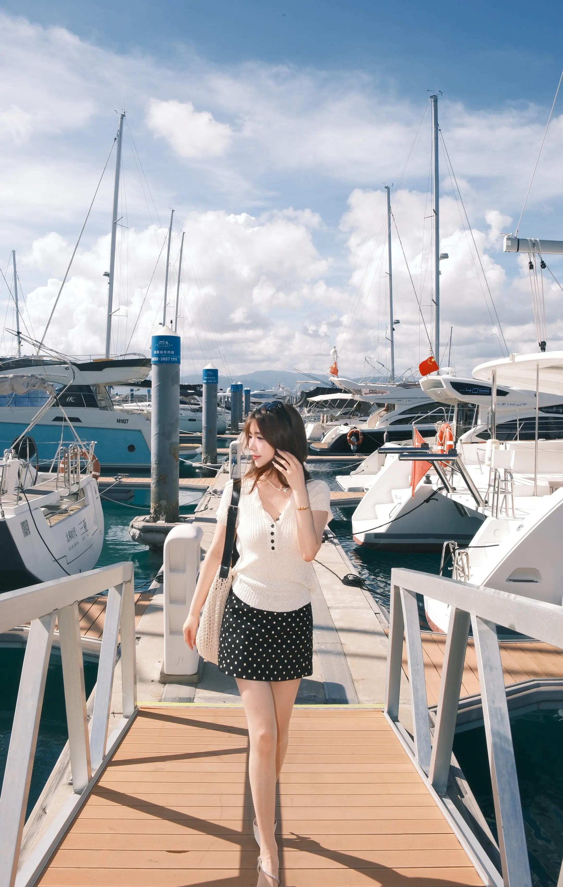 和大海蓝天拍照。