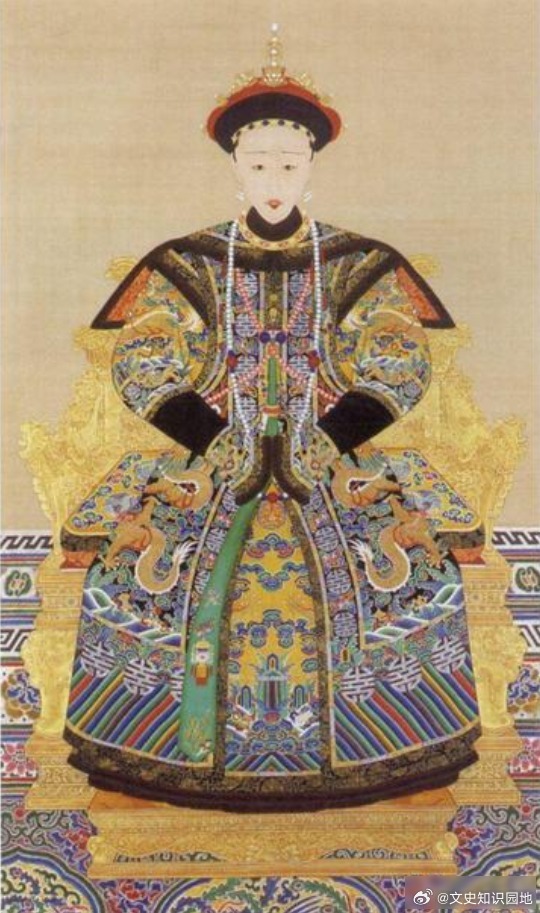 历史 1834 年，52 岁的道光皇帝陪着全贵妃用晚膳。一旁侍奉的 18 岁宫女