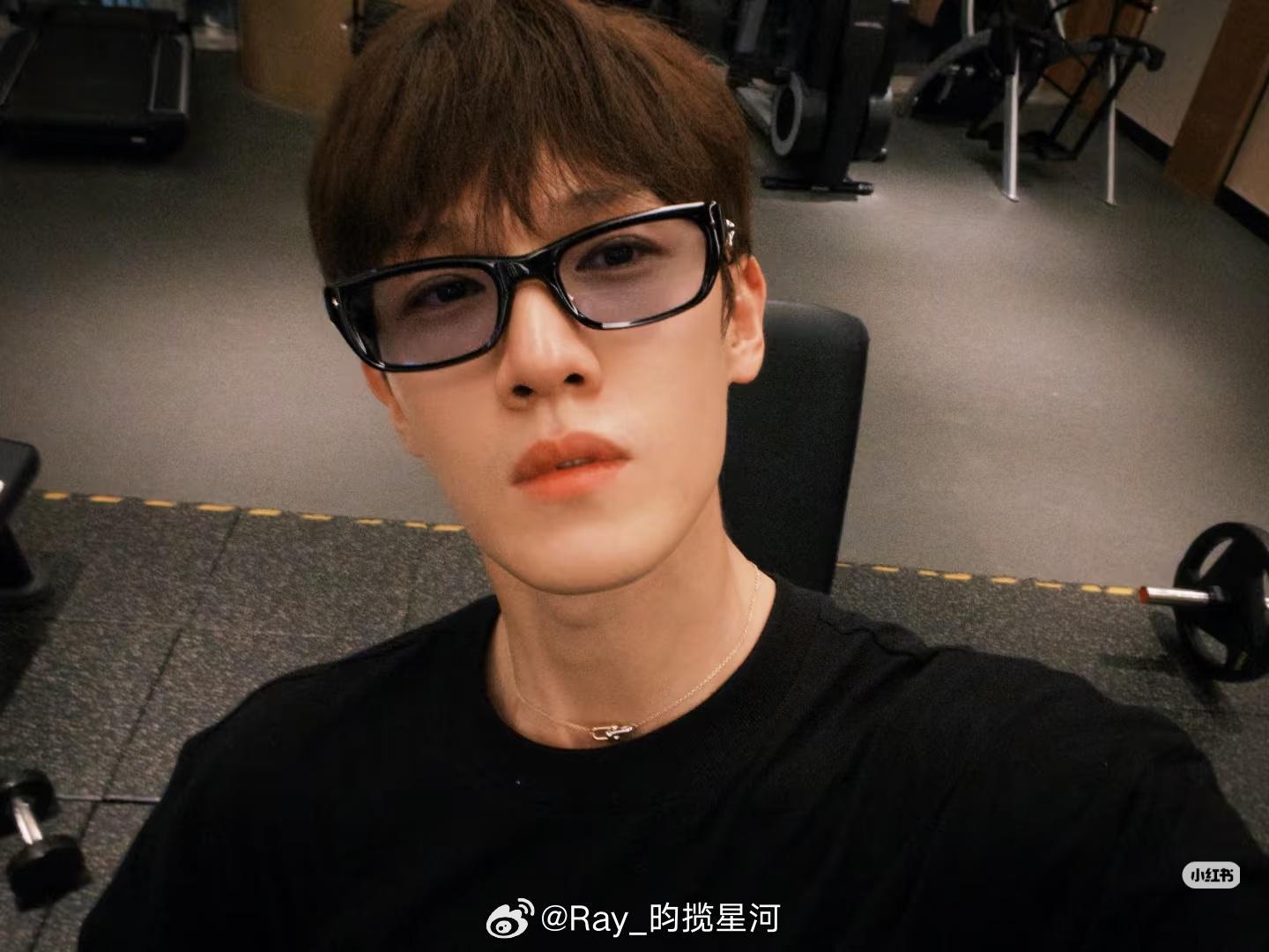李昀锐lin lry李昀锐把发色染回来了 喜欢你弯弯的嘴角和爱笑的眼睛