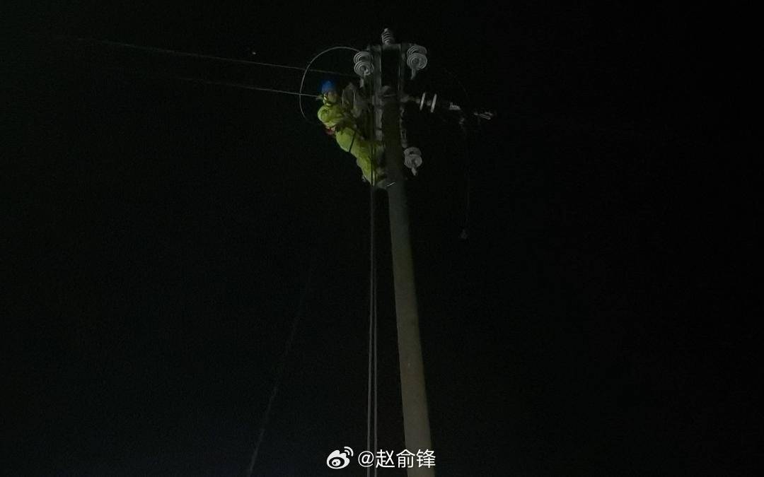 抚顺清原干群同心筑牢防汛防线 “老百姓等着用电，咱们一刻也歇不得”7月14日傍晚