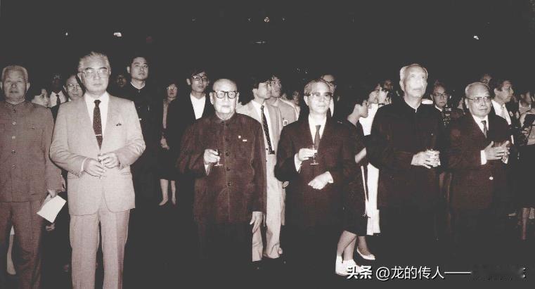 1986年9月，荣毅仁(左二)出席在北京人民大会堂为庆祝中华人民共和国成立37周