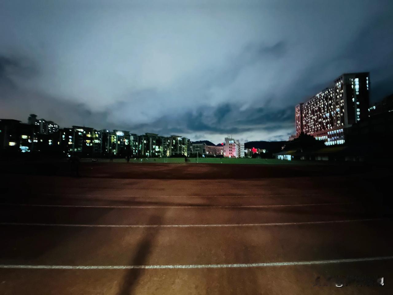 夜跑10K，从开始的不心甘不情愿到最后时刻的享受夜色里凉风习习的自在，最近跑步时