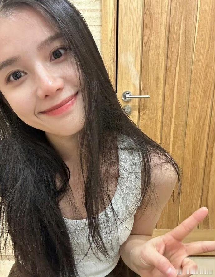 张婧仪 
