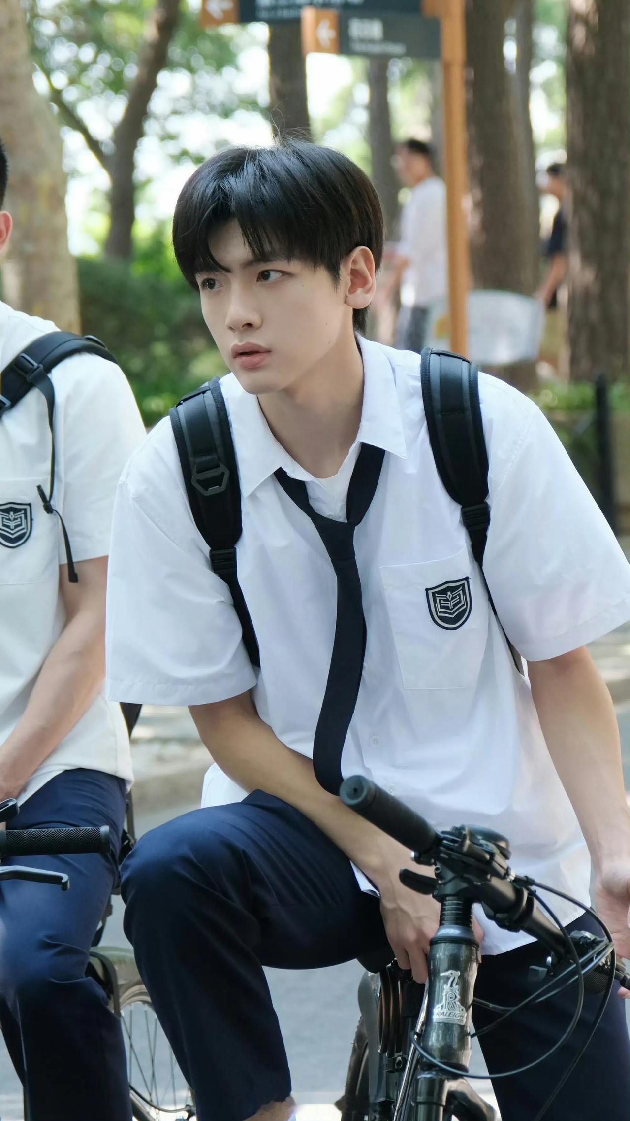 根据宝妆成小说《重生80之媳妇有点辣》改编，奇幻年代励志爽剧《#你好1983#》