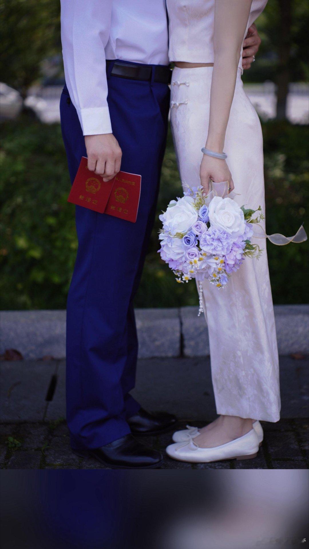 曝丽江夏夏结婚丽江夏夏官宣结婚陌生人的我，祝福姐姐幸福，被爱。好般配的两人。 