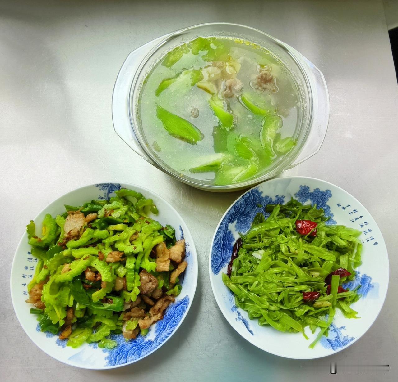南京这两天气温都在30℃以上，外面有点热。

昨天买的蔬菜，还够我们俩个吃两天。