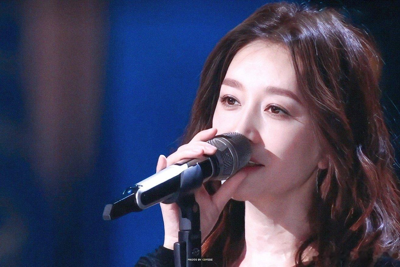 50岁勇敢跨界，不惧争议与谣言，李小冉稳步前行，乘风舞台值得期待李小冉疑回应退出