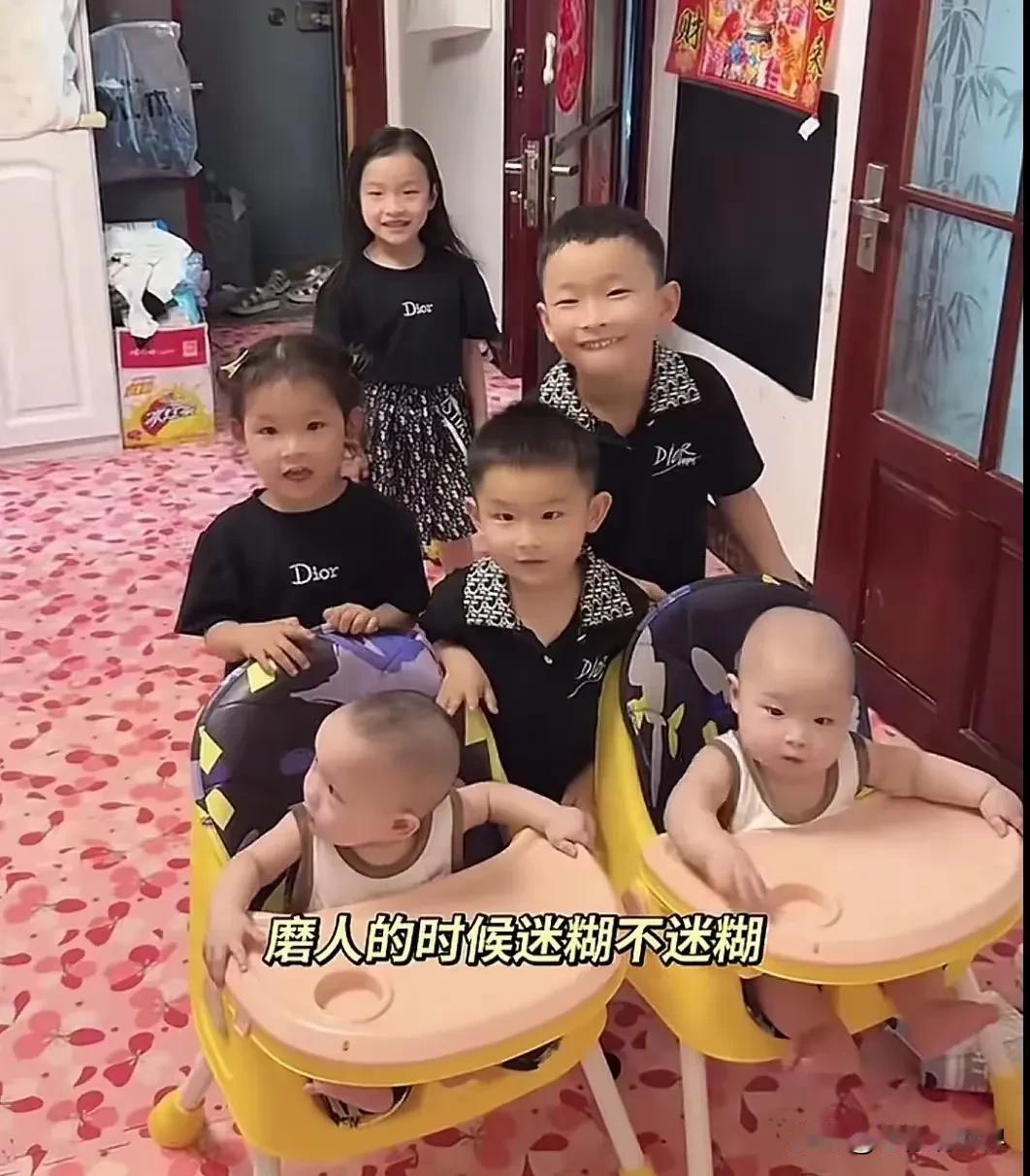 辽宁。某宝妈“龙凤六宝”分享自己结婚六年打下来的江山-三对双胞胎共六个娃！

这