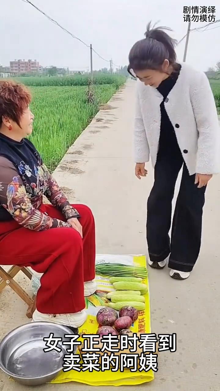 女子买菜时甩上面的水，下一秒阿姨的做法太有才了。
女子正走时看到卖菜的阿姨，于是