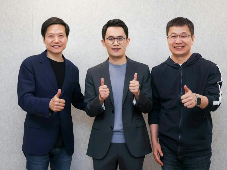 雷军对王腾不一般！


王腾和雷军的互动确实难得
雷总拍照时那一拍腰，
不是上级