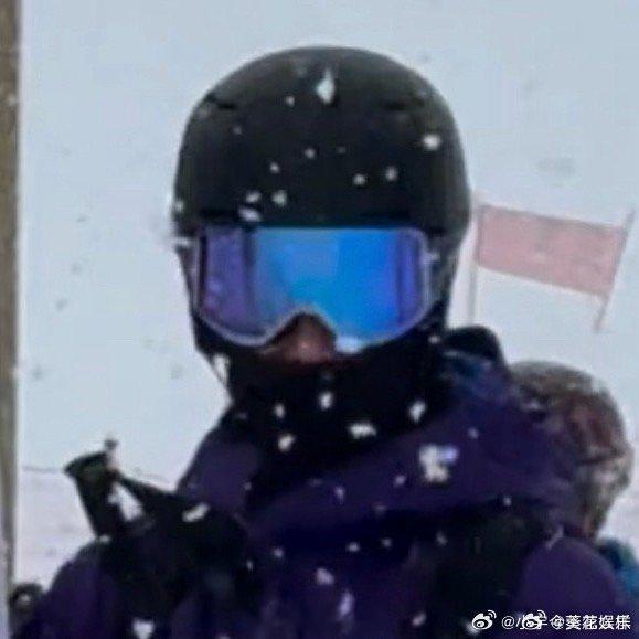 网友阿勒泰偶遇王一博滑雪 阿勒泰偶遇王一博滑雪。 