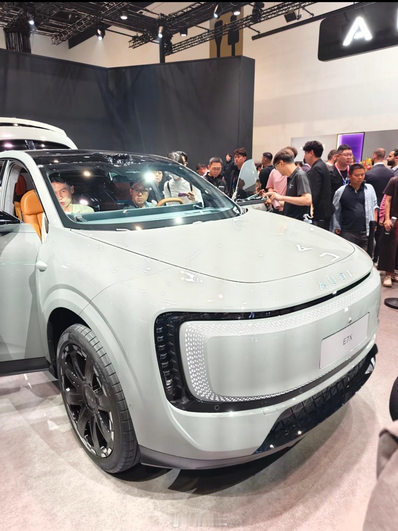 德系车奥迪将自己的第二款纯电动车型奥迪EX7带到北京车展。新车采用与奥迪E5 S