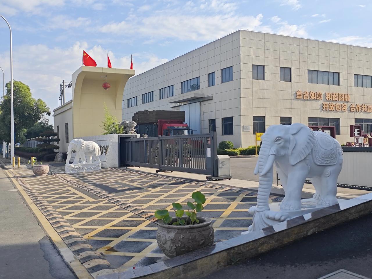 现在的教育领域：
· 家长不相信老师会“真心为了孩子好”，所以要用舆论和监督来“