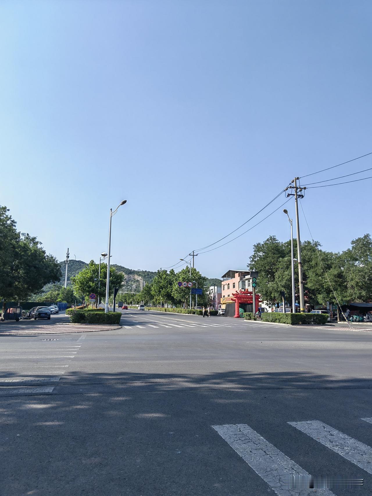这是塔北路，十字路口的西南角是塔北集贸市场，西北角是5G产业园，这个产业园刚开始