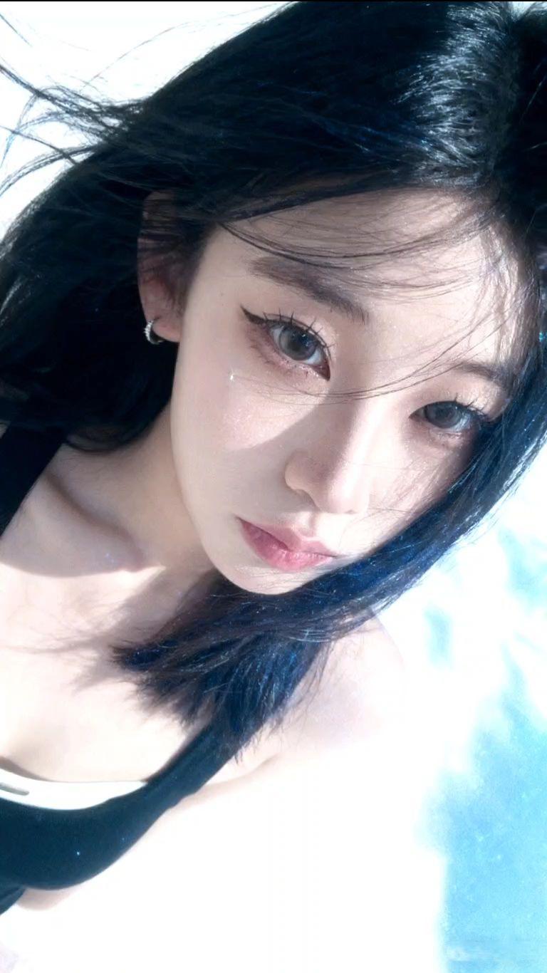 在重逢的街头   心跳比我先认出你