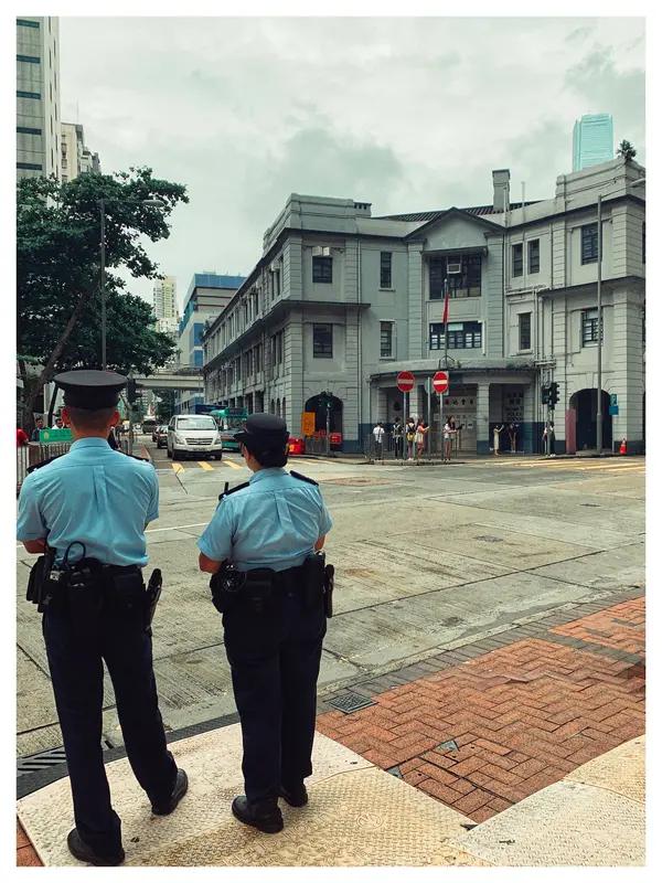 泪目！香港退役警察花100万在广东安家，120平豪宅比香港公屋大3倍
 
“10