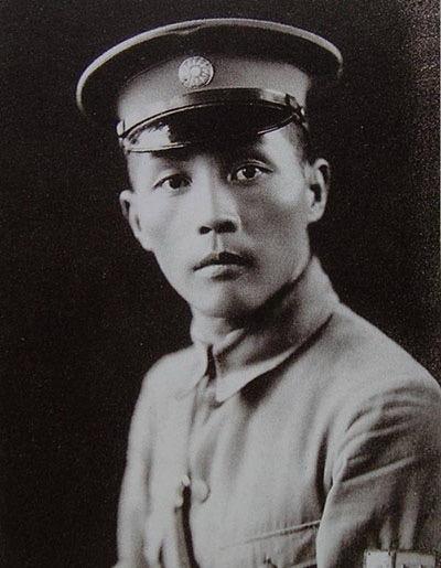 1927年，钱大钧追求欧阳藻丽，但遭到她父亲反对，想不开的钱大钧走在路上，突然掏